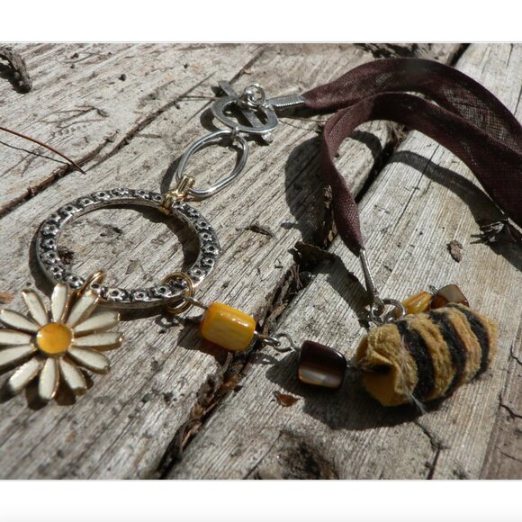 3x35$ 🐿 🍁 CREATION - Daisy short necklace ruban beads pompom - Yellow brown - Picture 4 of 5